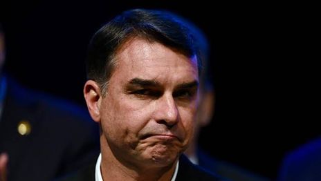 La Justicia de Brasil le prohibió salir del país a Flávio Bolsonaro