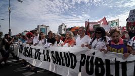 la marcha federal de la salud paraliza el pais en reclamo por el recorte presupuestario del gobierno la marcha federal de la salud paraliza el pais en reclamo por el recorte presupuestario del gobierno