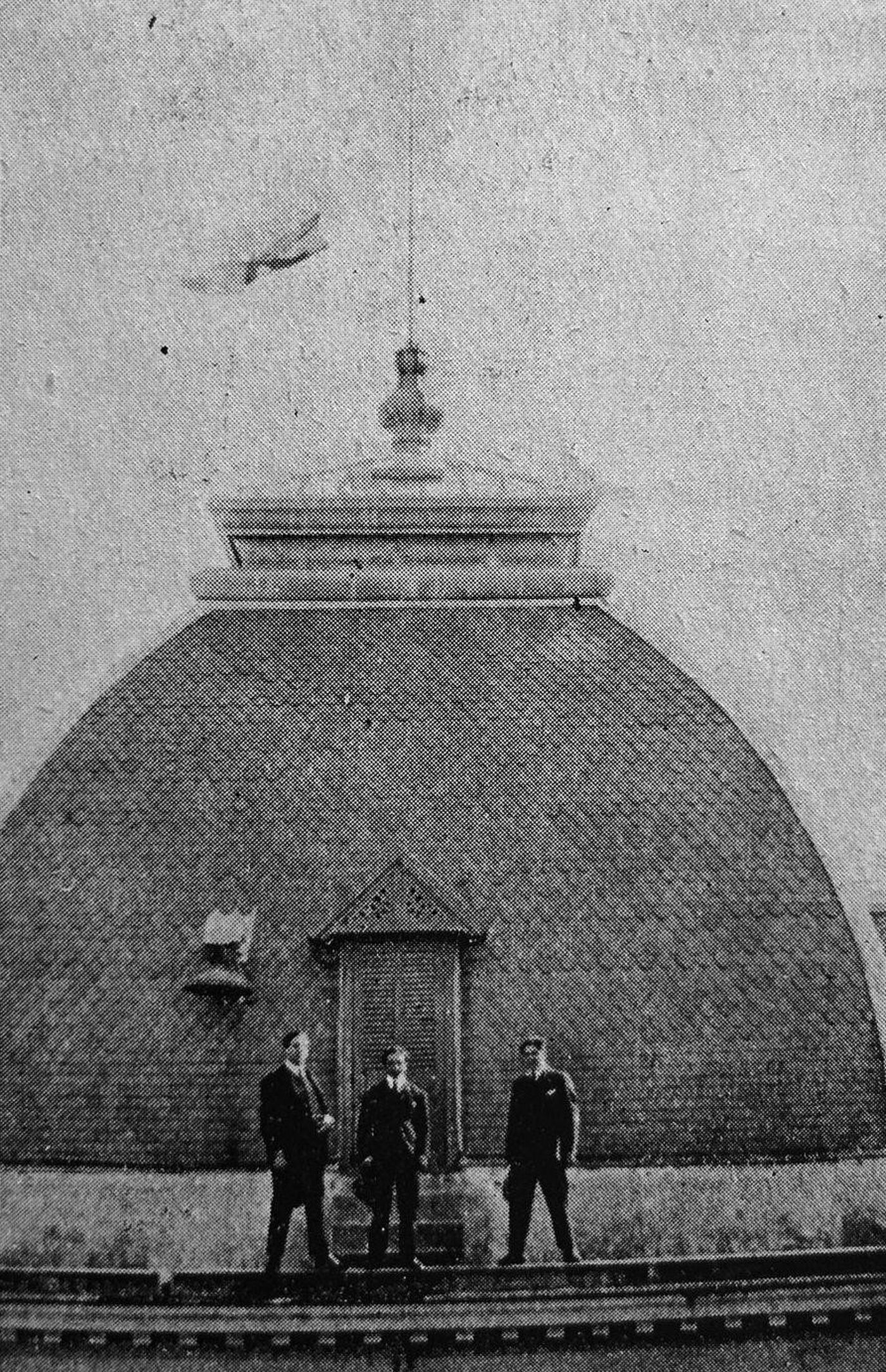 Estudiantes izan la bandera morada de la Federación Universitaria durante la toma de la Presidencia de la UNLP a fines de octubre de 1919