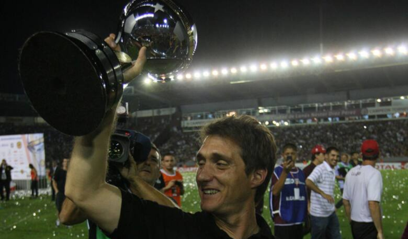 Guillermo Barros Schelotto levantando la Copa Sudamericana en Lanús
