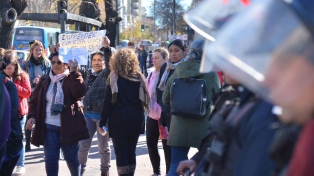 tension y protesta: la policia blindo plaza san martin y los manteros se movilizan