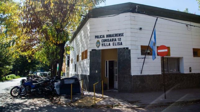 echaron a un policia tras encontrarlo con marihuana en una plaza de la plata