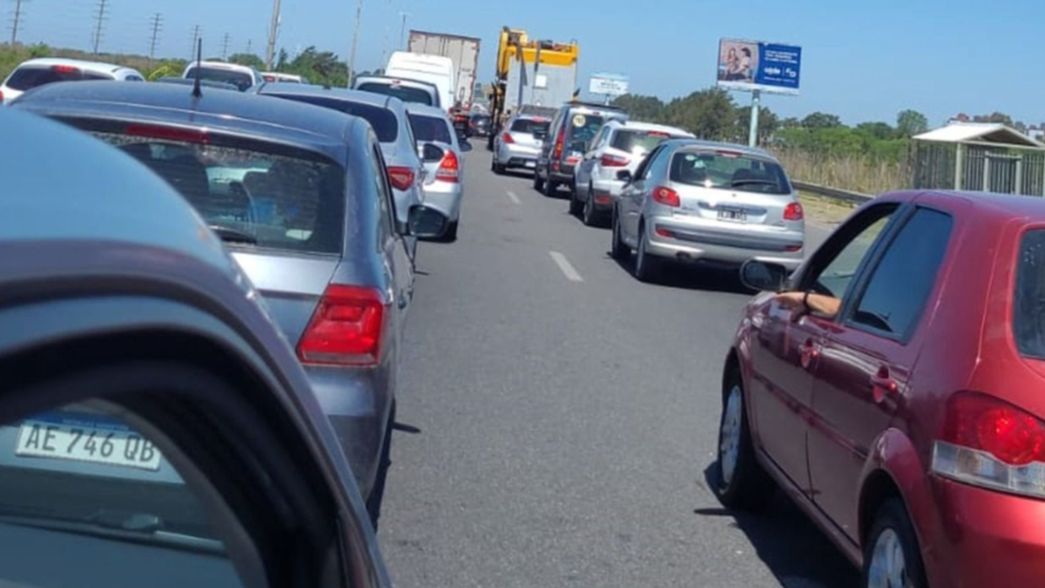 Por una protesta hay un corte total en la Autopista La Plata - Buenos Aires