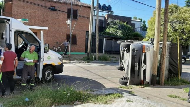 tremendo choque en 34 y 23 termino con un auto destrozado y una camioneta volcada
