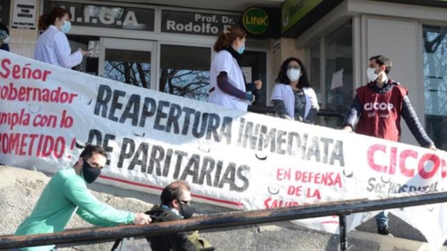 trabajadores de salud protestan por la reapertura de paritarias en medio de la pandemia