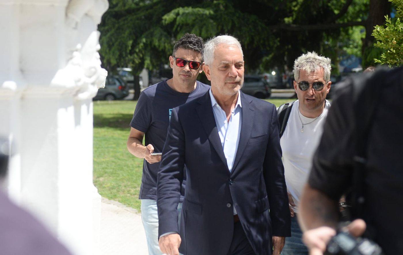 El intendente electo de La Plata, Julio Alak, a minutos de ingresar al Palacio Municipal.