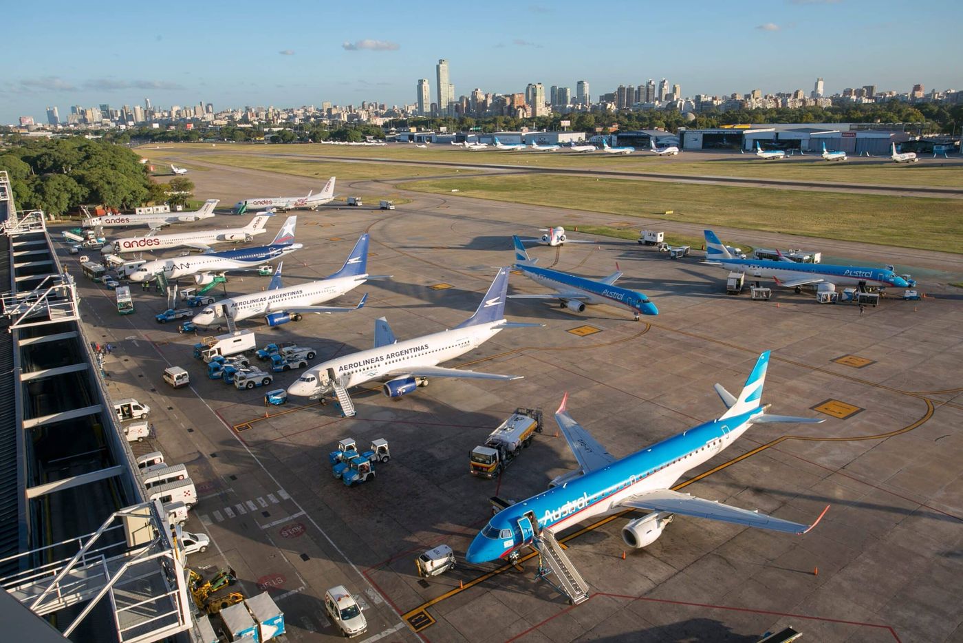 Los aeropuertos estarán sin actividad el próximo martes.