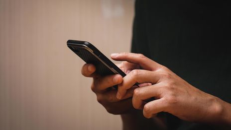 Un platense denunció que crearon un perfil falso de Tinder con sus fotos y citan personas en su nombre Un platense denunció que crearon un perfil falso de Tinder con sus fotos y citan personas en su nombre