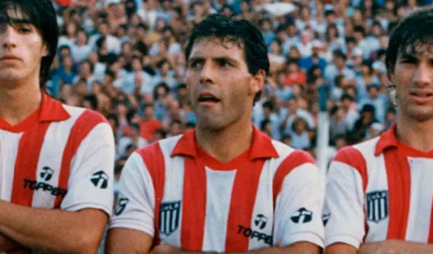 Miguel &Aacute;ngel Russo vistiendo la &uacute;nica camiseta que luci&oacute; como jugador