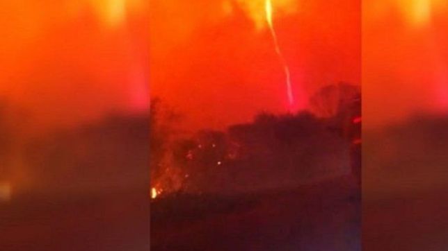 video: el impactante ?tornado de fuego? que se formo en los incendios de cordoba