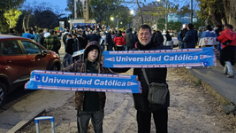 un vendedor de bufandas hizo negocio con la visita de la u catolica para jugar con estudiantes