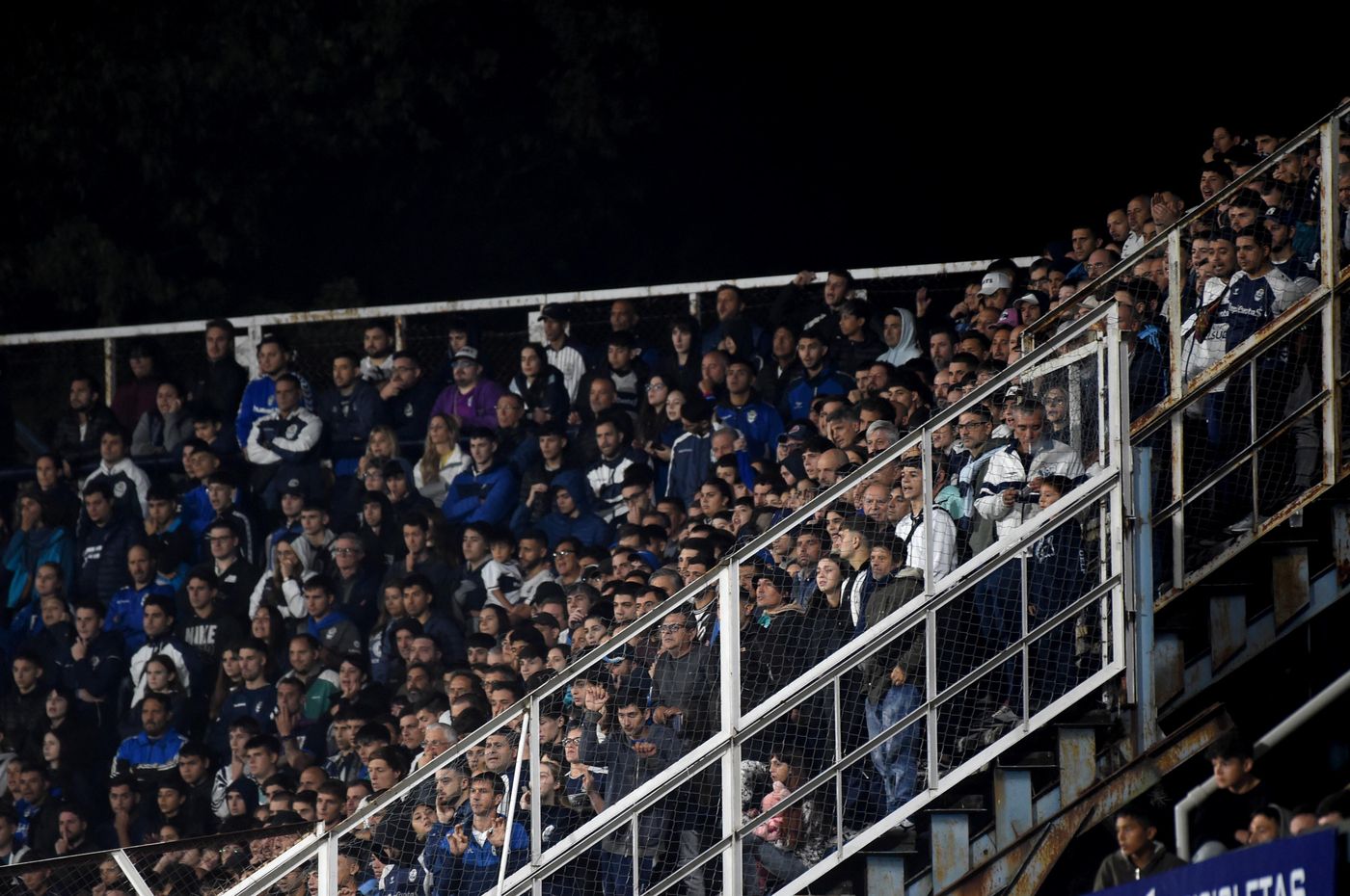 Gimnasia Banfield Hinchada.JPG