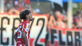 mientras define su futuro, medina reaparecio en un casamiento xeneize mientras define su futuro, medina reaparecio en un casamiento xeneize