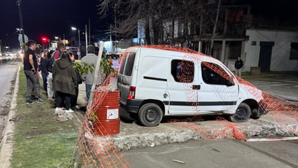 Distracción, choque y milagro: no vio la señalización y destrozó su camioneta en una calle en obra