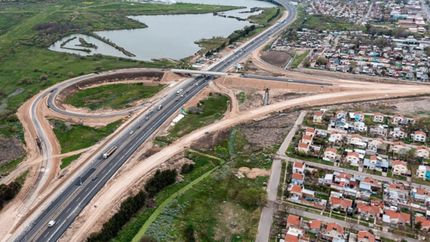 Autopista, casas, alimentos y la ferroautomotor: los proyectos que acordaron Alak y la UNLP 