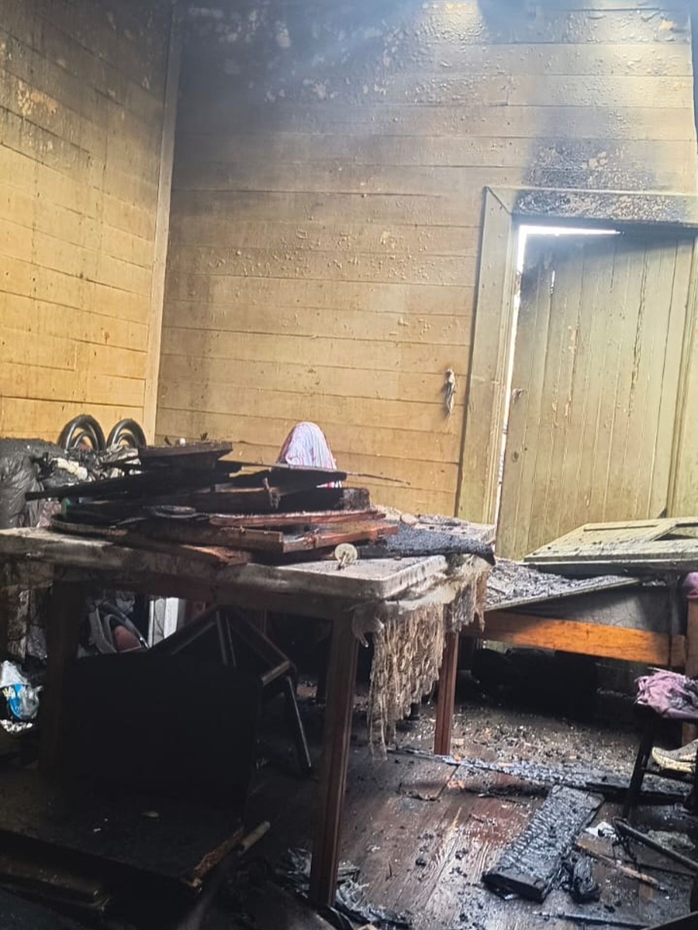 As&iacute; qued&oacute; el interor de la casa incendiada en Ensenada