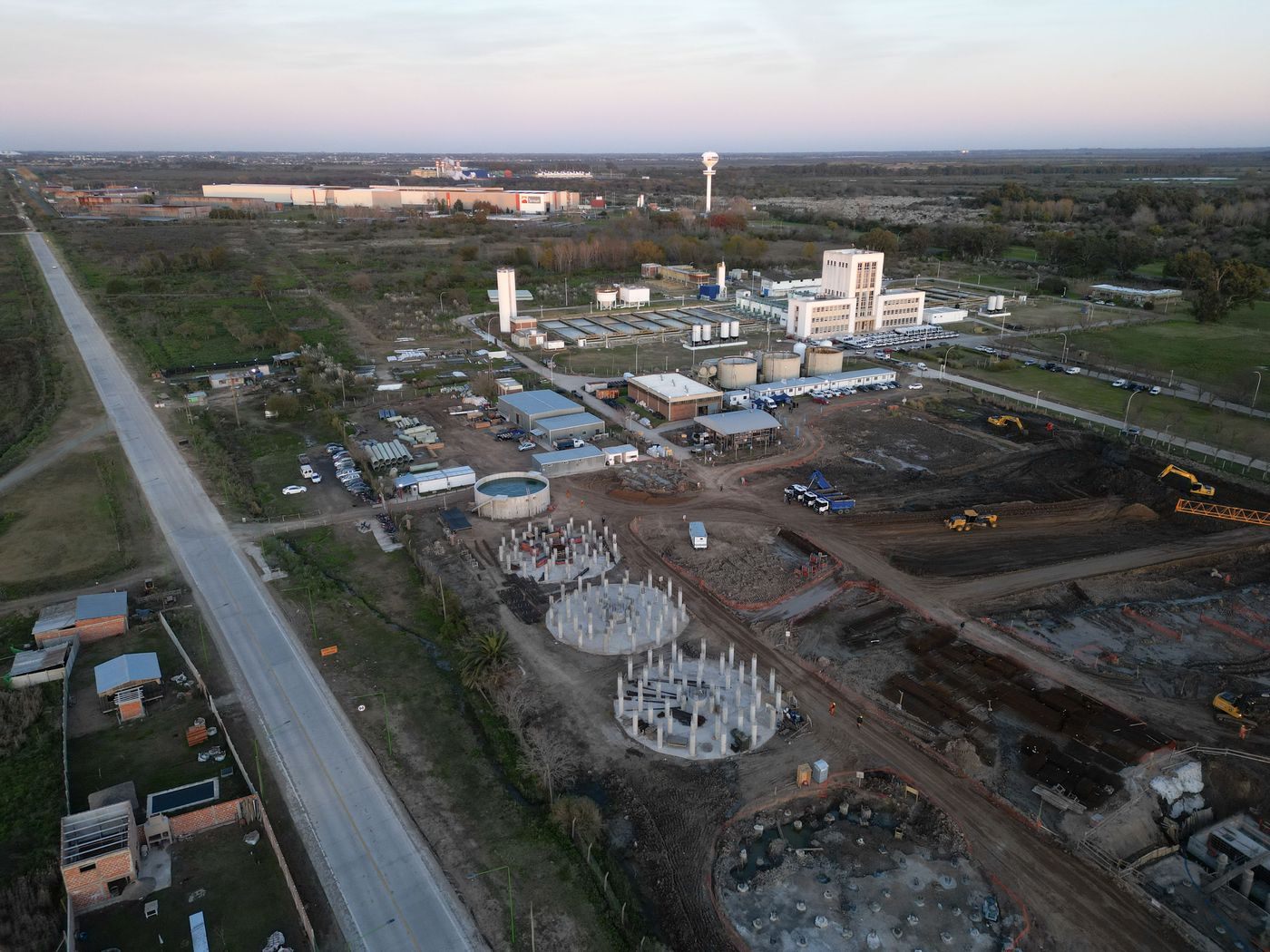 El proyecto incluye una nueva planta potabilizadora, recambio de cañerías y trabajos de distribución en La Plata, Berisso y Ensenada.