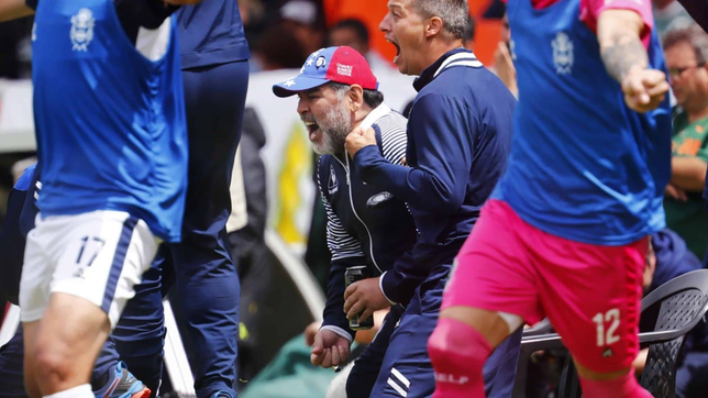 el imborrable festejo de maradona con gimnasia en la goleada clave sobre aldosivi