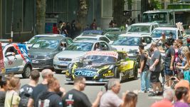 los nuevos autos del turismo carretera revolucionaron a los fanaticos en plaza moreno