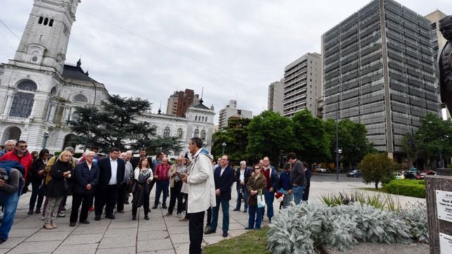 la estatua de alfonsin, escenario del homenaje a 35 anos de su triunfo electoral