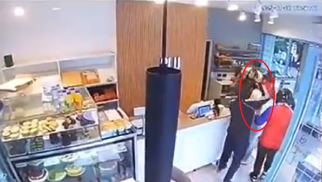 Así fue el violento ataque a una moza tras el robo en una cafetería de La Plata Así fue el violento ataque a una moza tras el robo en una cafetería de La Plata