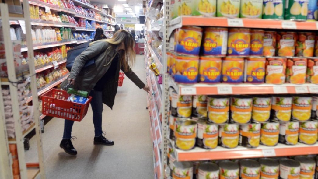 La canasta básica trepó más que la inflación: cuánta plata se necesita para no ser pobre