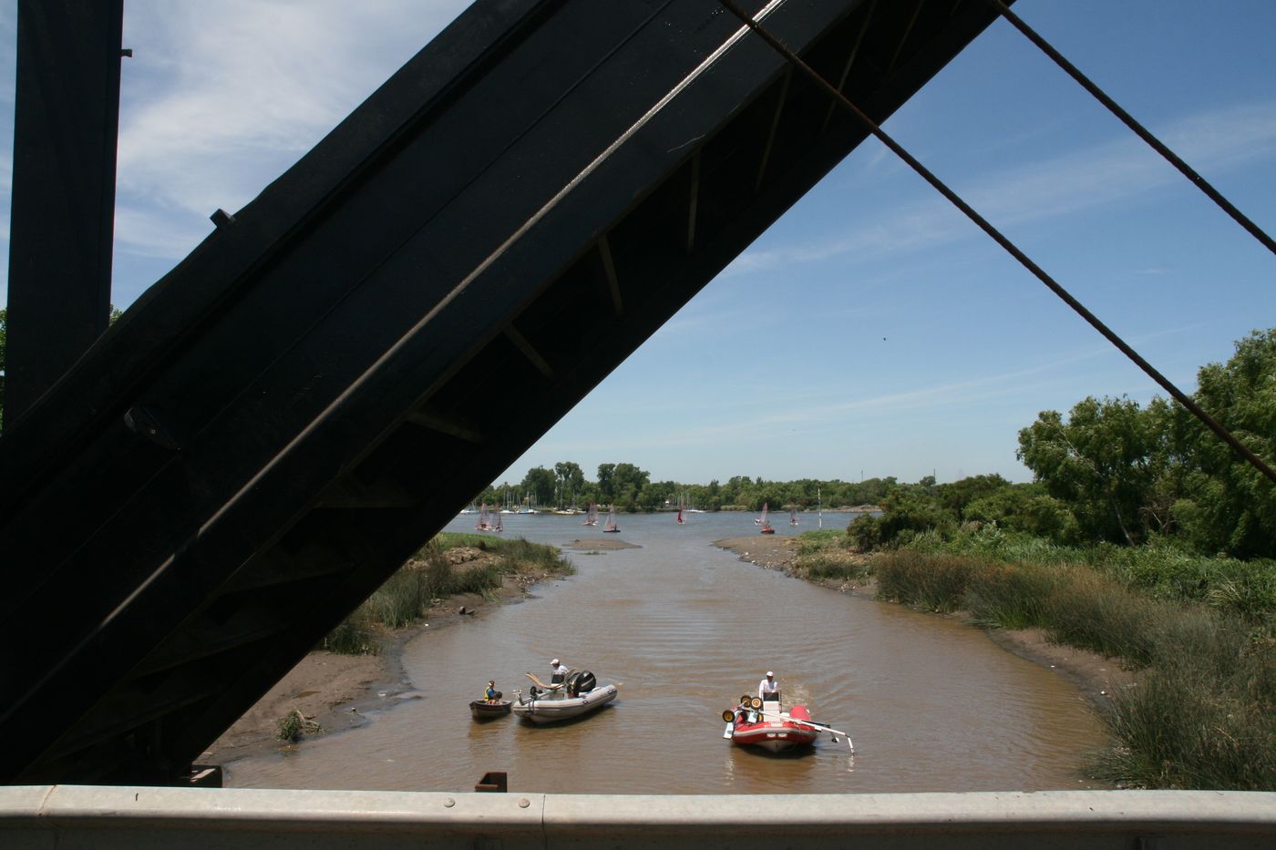 Bote lancha Río de La Plata Ensenada.jpg