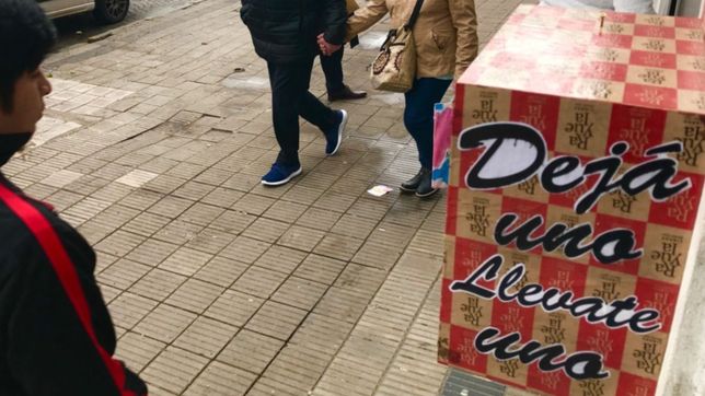 una libreria platense estreno una biblioteca libre para leer, aportar e intercambiar