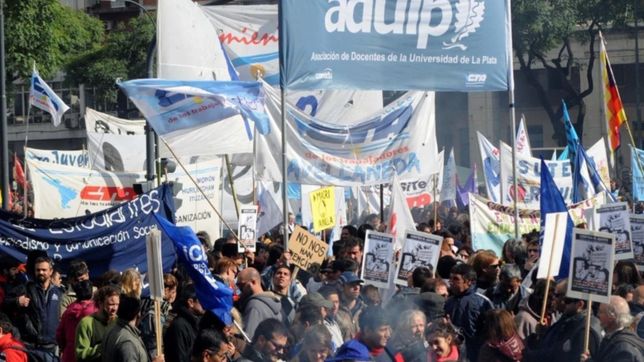 tras el multitudinario abrazo al rectorado, los docentes de la unlp definen si vuelven a clases
