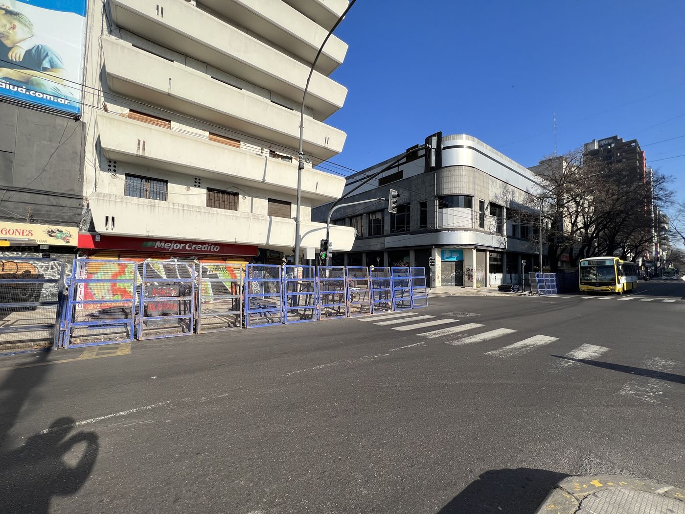 Vallas listas en La Plata para un posible festejo. Vallas listas en La Plata para un posible festejo.