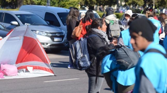 sigue el acampe de organizaciones sociales frente a la municipalidad para exigir la emergencia alimentaria en la plata