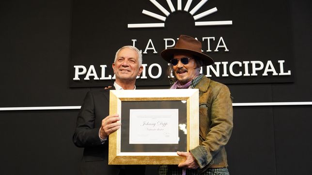 johnny depp fue declarado visitante ilustre de la plata y recibio la llave de la ciudad