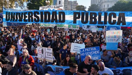 Una multitud reclamó al gobierno de Javier Milei el financiamiento de las universidades Una multitud reclamó al gobierno de Javier Milei el financiamiento de las universidades