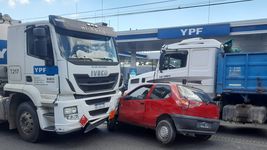 un auto quedo atrapado entre dos camiones en medio de un insolito choque un auto quedo atrapado entre dos camiones en medio de un insolito choque