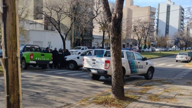 un policia resulto herido tras protagonizar un choque en la plata