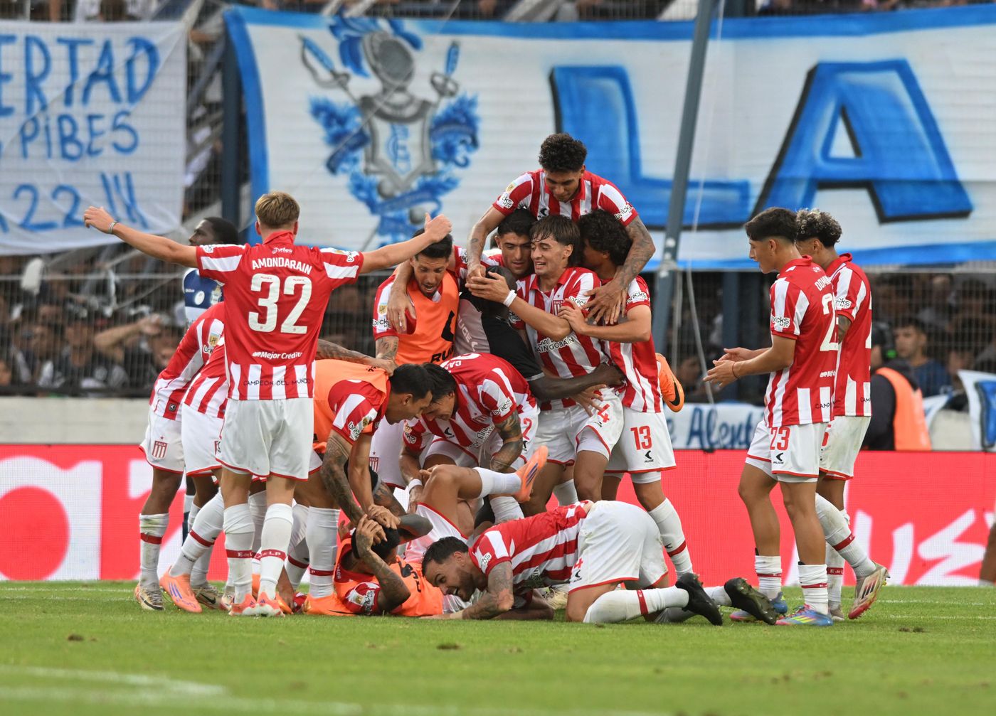Clásico Platense Gimnasia Estudiantes semifinal festejo grupal (2)