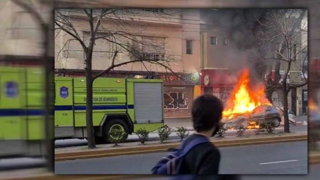 video: panico y tension en el centro por un auto en llamas