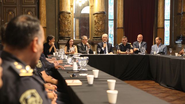 tras los cambios en las comisarias, alak mantuvo una reunion clave con autoridades policiales