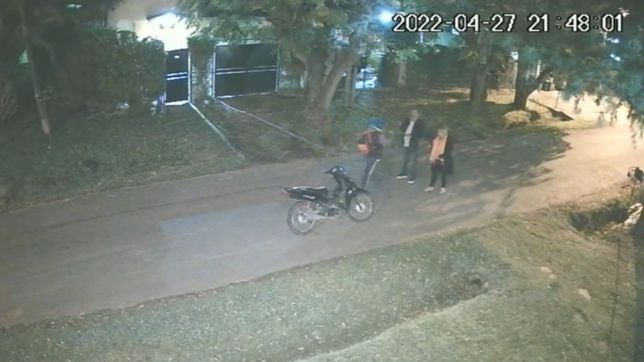 video: un motochorro desvalijo en segundos a una pareja de jubilados en city bell