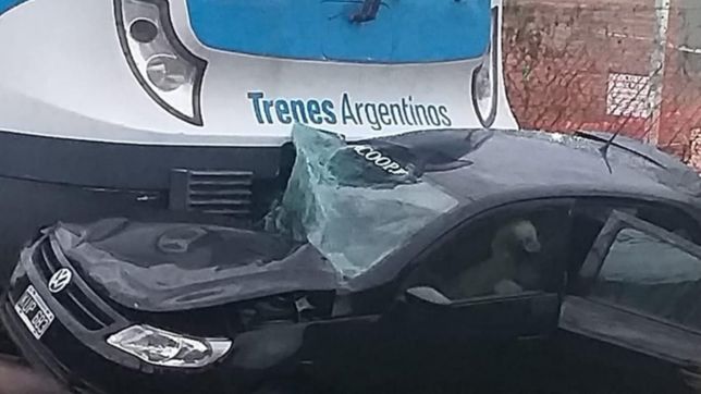 una formacion del tren roca choco a un auto sobre las vias y una persona murio