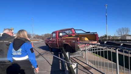Perdió el control mientras pasaba por un puente en La Plata, chocó y quedó al borde del vacío