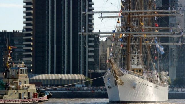 los remolcadores levantaron el paro y la fragata libertad pudo llegar a destino