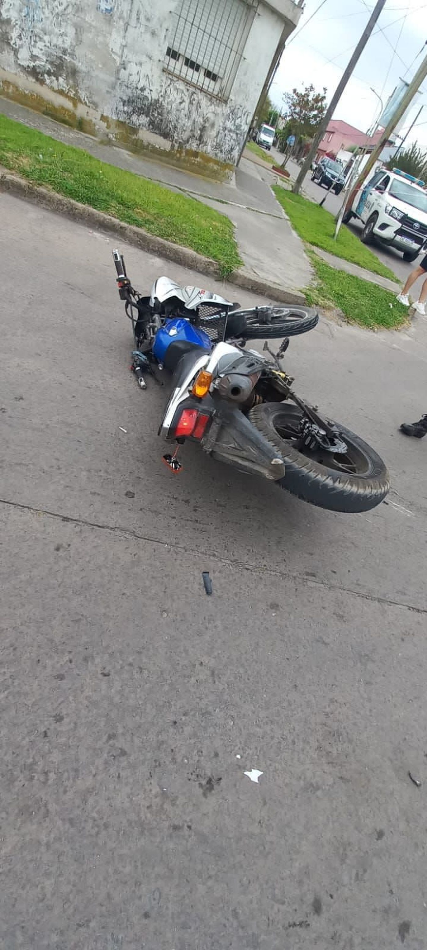 El conductor de la moto fue trasladado inconsciente al Hospital Larraín de Berisso.