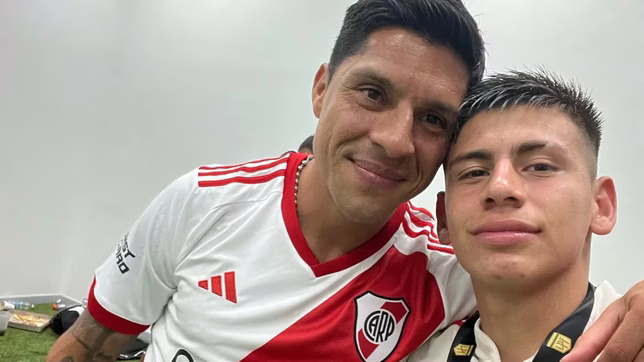la foto que revela la charla privada que tuvieron enzo perez y claudio echeverri tras las polemicas declaraciones