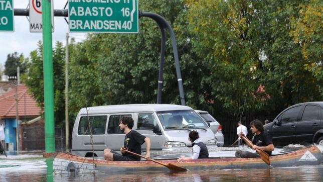 vecinos de las asambleas de inundados marchan frente a la municipalidad para exigir obras