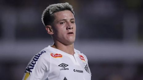 Leonardo Godoy desmintió su intención de irse del Santos tras una visita de la barra al plantel