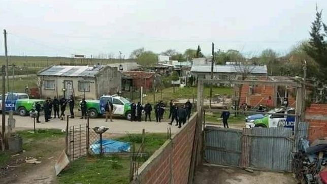 acusaron a un adolescente de abusar de un chico y los vecinos intentaron quemarle la casa