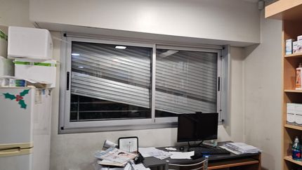 Quiso robar una farmacia, escapó por el techo y lo hallaron en un insólito lugar