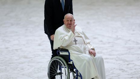 El papa Francisco mejora y su pronóstico pasó de reservado a estable