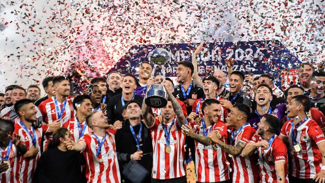 Altamirano levantó la Copa de la Liga y habló de su emoción por la consagración pincha